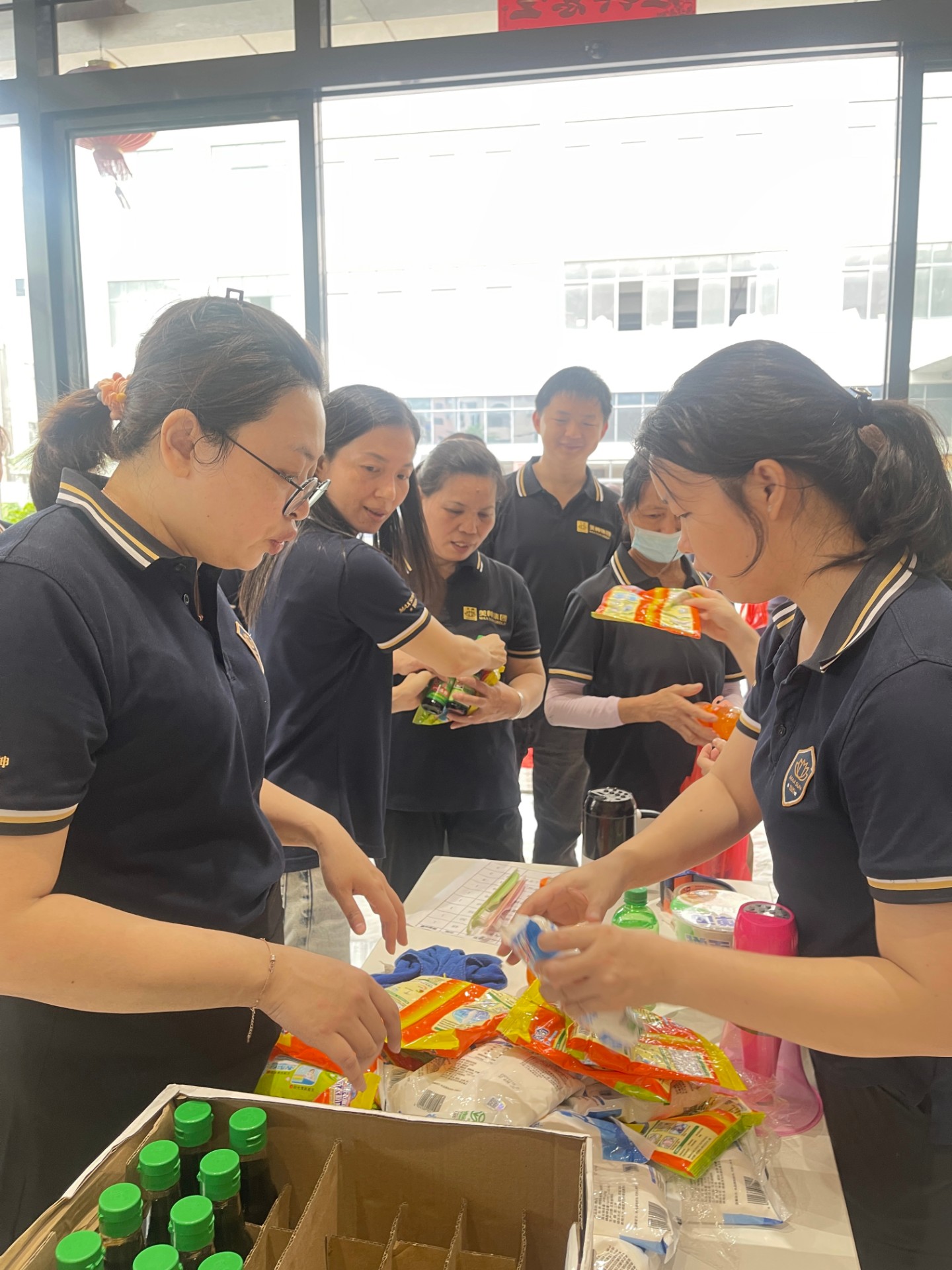12发放礼品-1.jpg