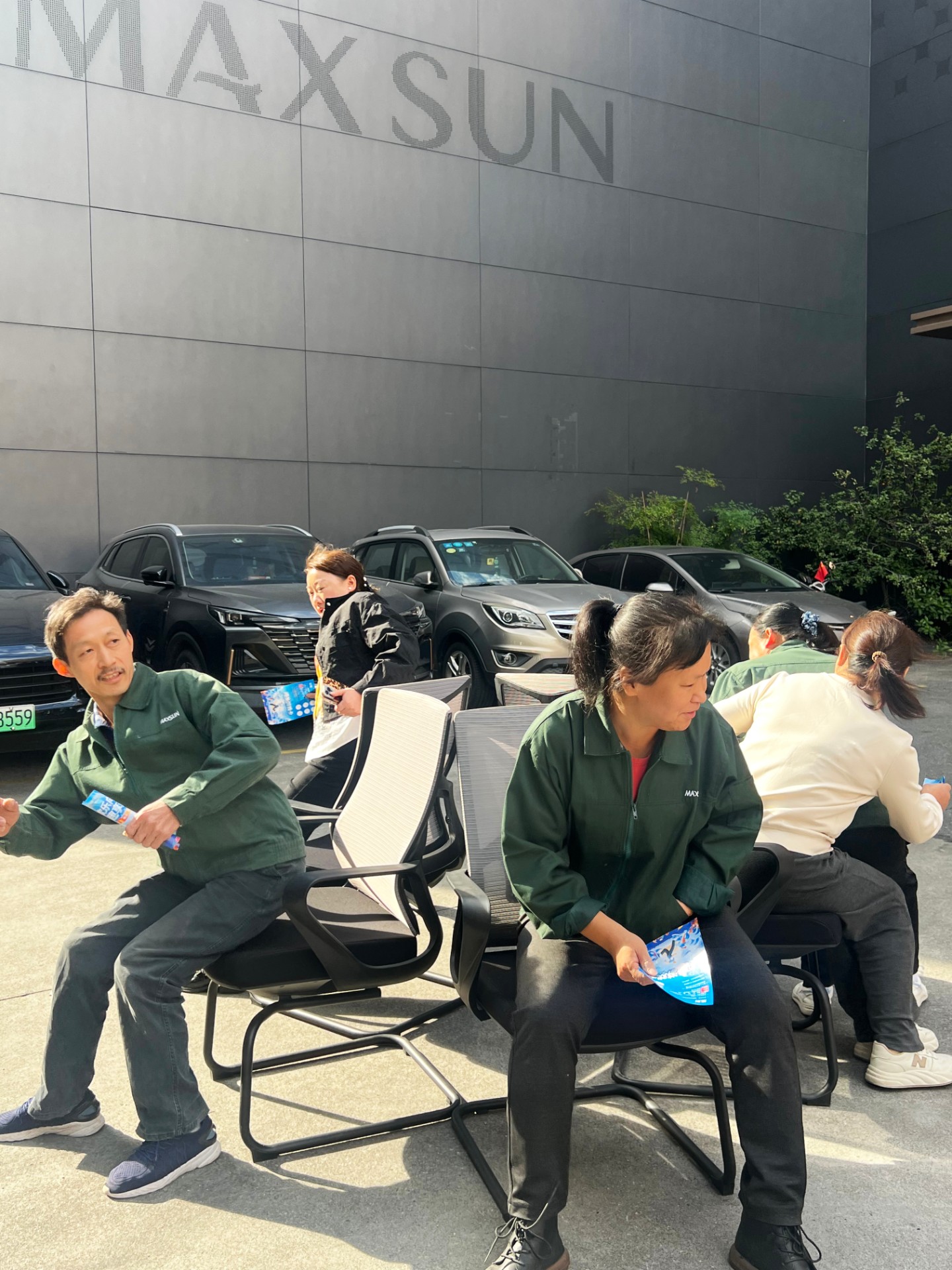 1764204282168111.jpg 抢椅子-2.jpg